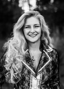 Black and white photo of literary agent Lucienne Diver, a smiling white woman with long blond hair