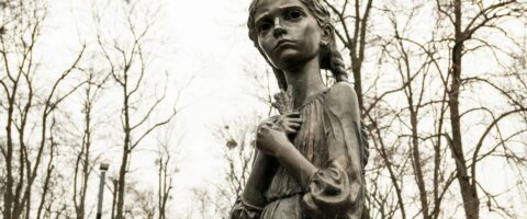 Photo by Margarita Trofimova: https://www.pexels.com/photo/holodomor-memorial-in-autumn-20875115/